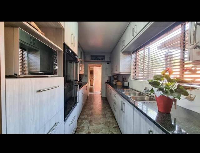 4 BEDROOM HOUSE FOR SALE IN AERORAND